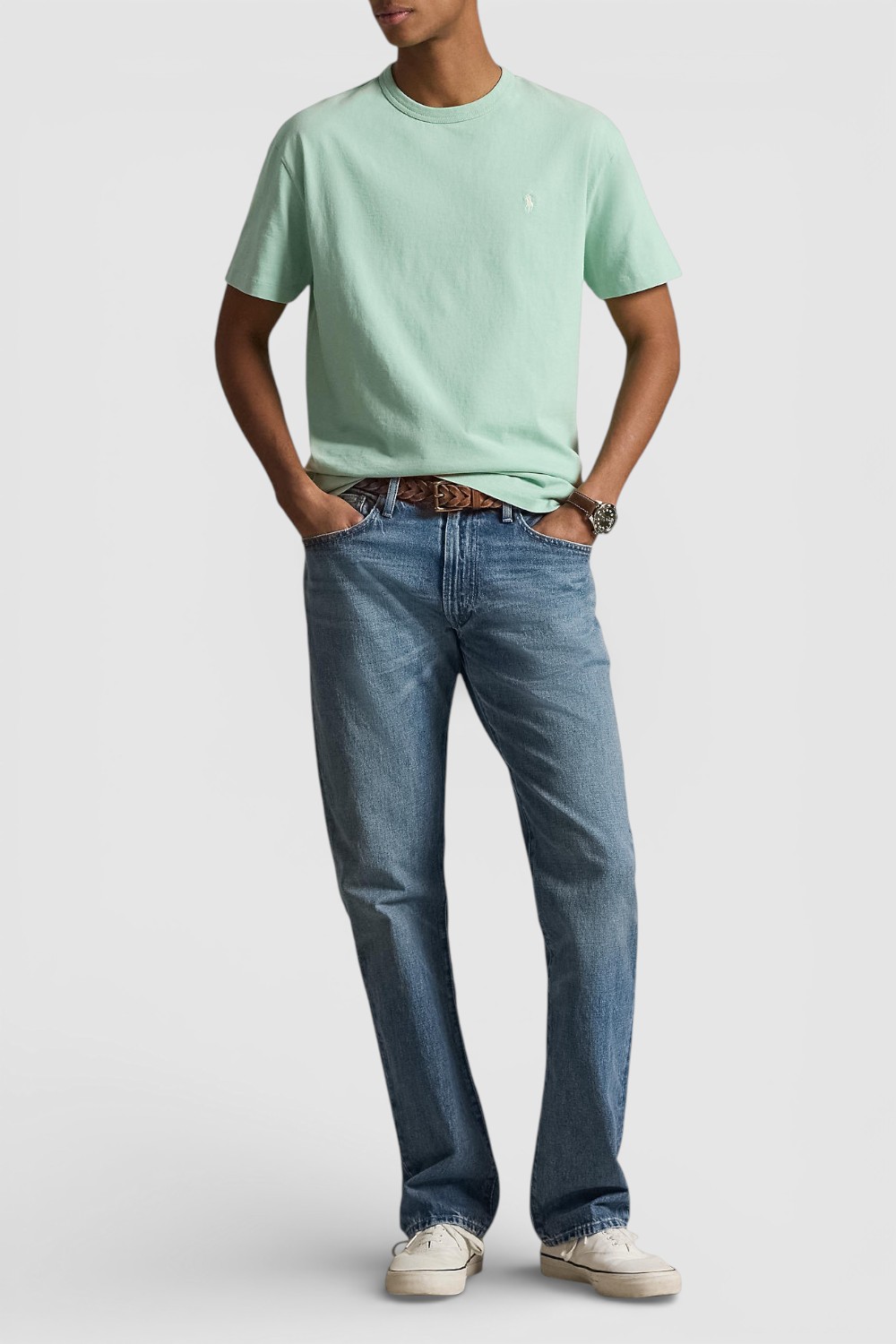 תמונת כל הלוק של חולצת טי